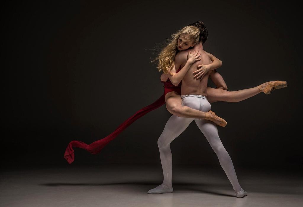 Erlebnisreiche Bühne mit Lichtern und Publikum