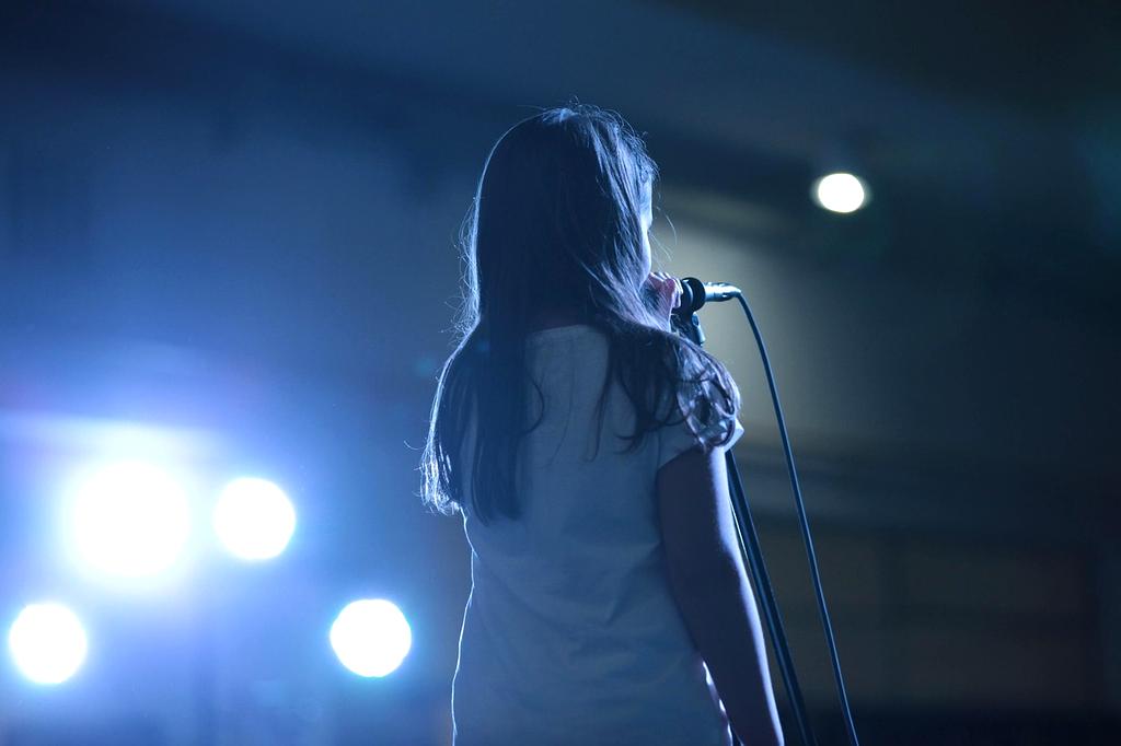Intimes Theaterstück in modernem Saal